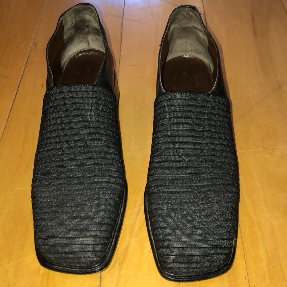 Grey leather and elastic loafers